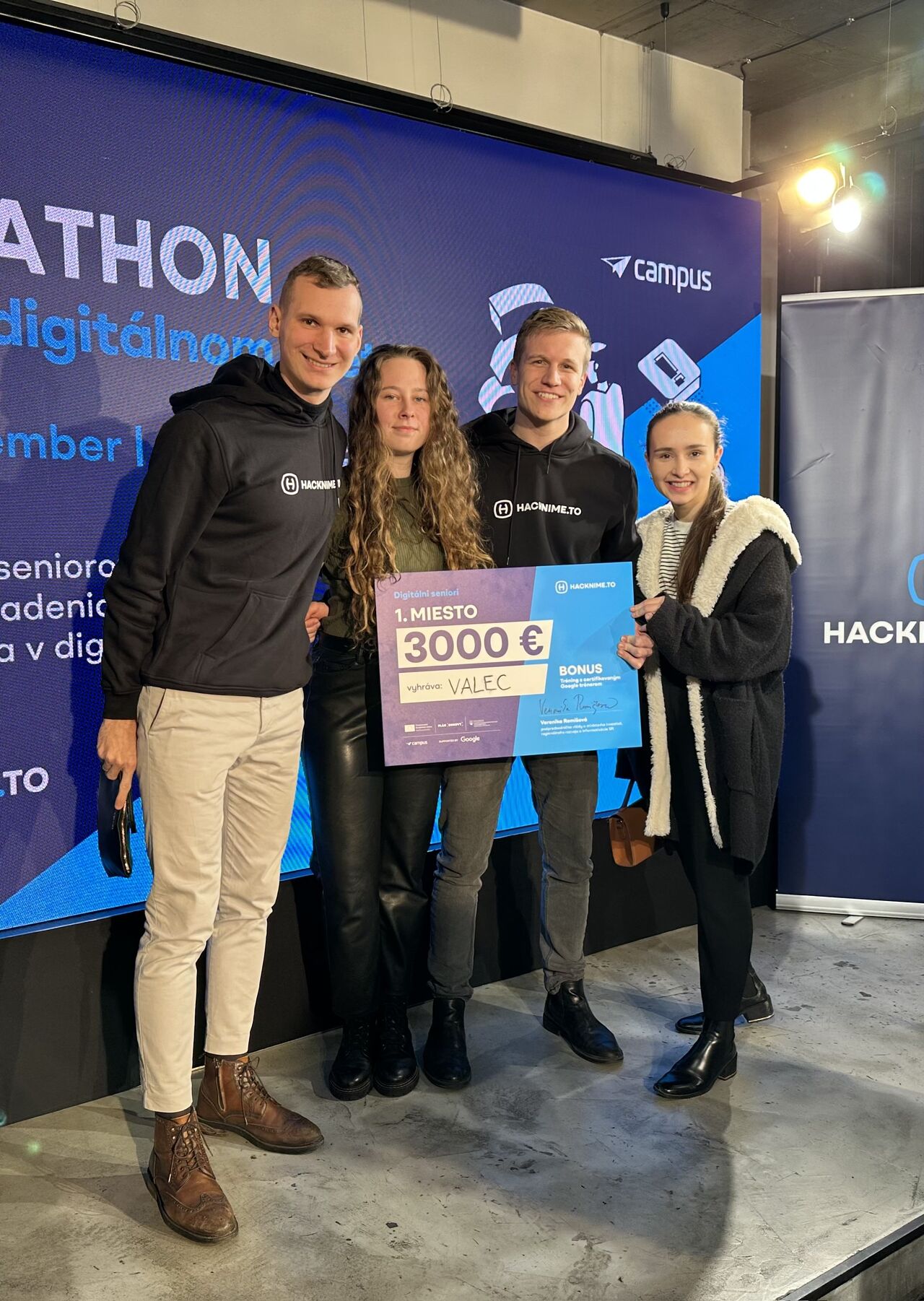 Víťazný tím Valec na hackathone Seniori v digitálnom svete